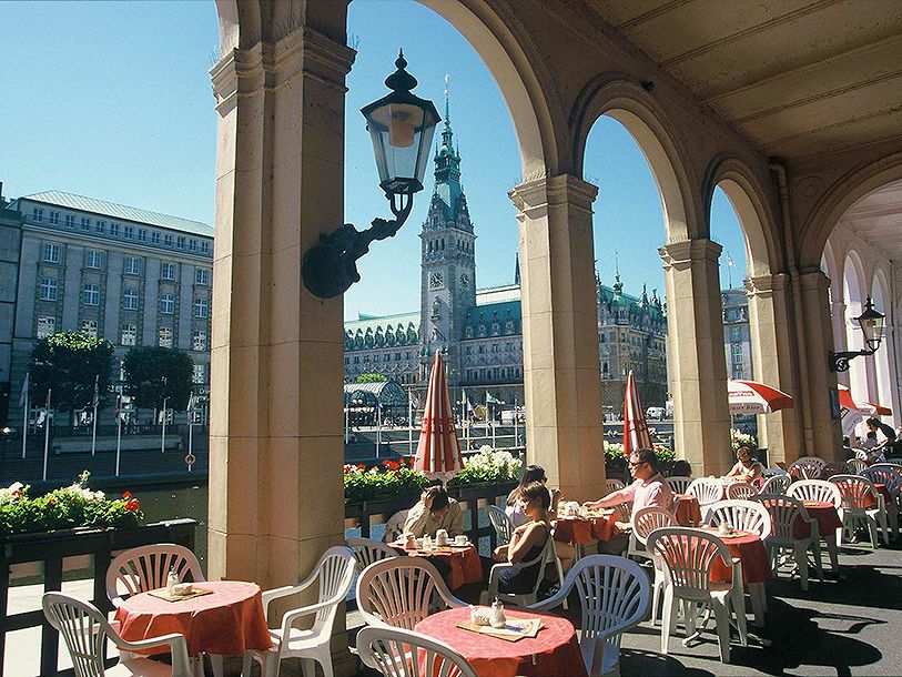 Udsigt fra shoppinggaden Alsterarkaden mod Hamburgs smukke rådhus