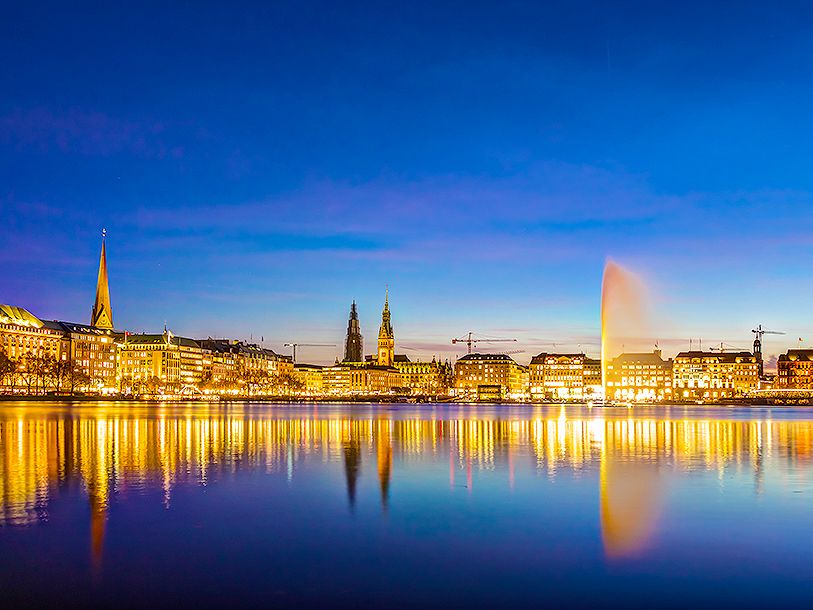 Rådhuset og Hamborgs centrum er smukt oplyst i de hyggelige aftentimer