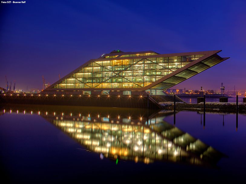 Moderne arkitektur på havnen i Hamburg