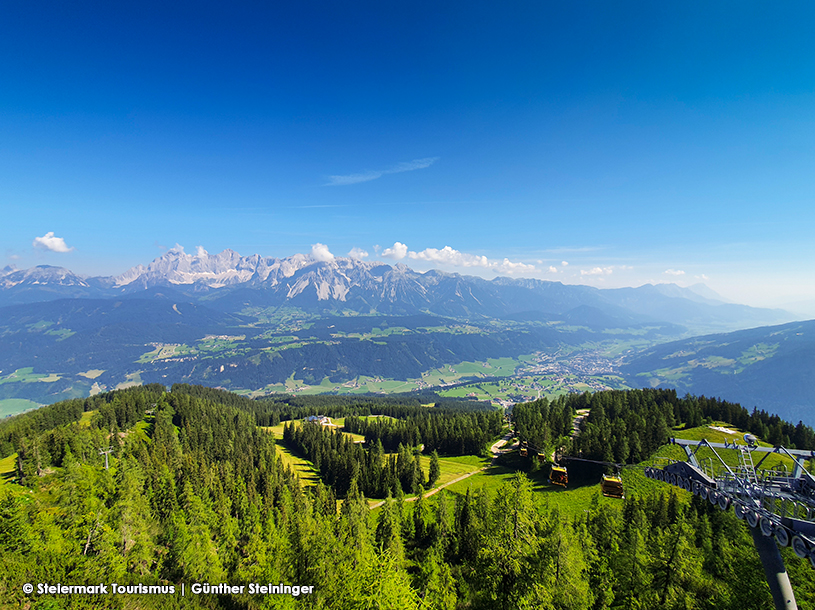 I området ligger den imponerende bjergkæde Dachstein med idyllisk natur