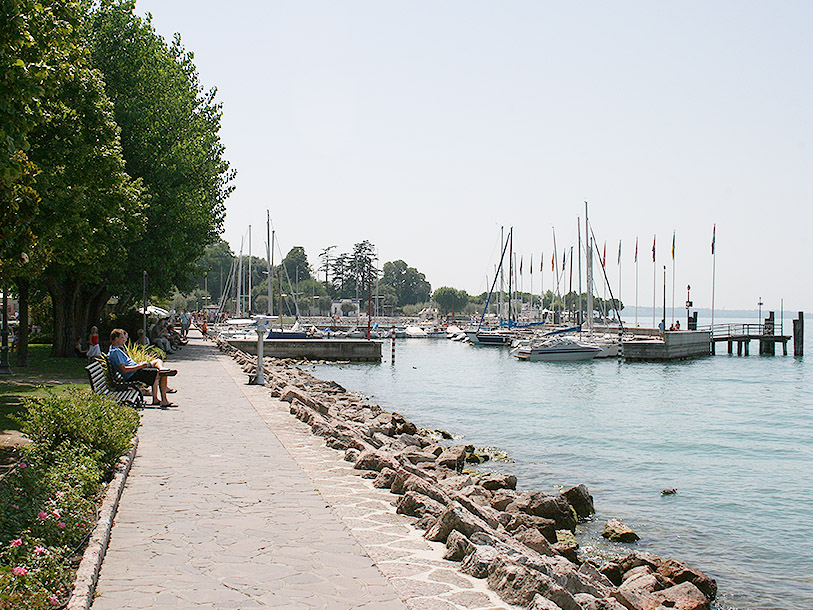 Vy över strandpromenaden i Bardolino vid Gardasjön