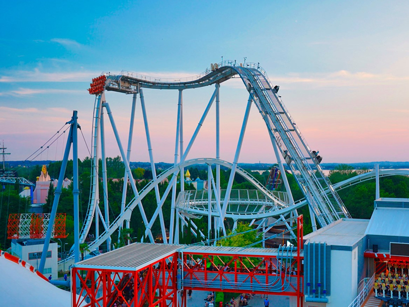 Besök den berömda nöjesparken Gardaland - Italiens största med massor av åkattraktioner och nöjen