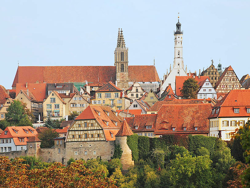 Udsigt over de historiske hustage, katedralen og rådhustårnet i Rothenburg ob der Tauber