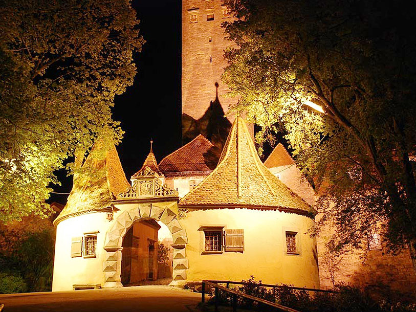 Jeres hotel ligger ved byporten Galgentor. Her ses en anden stemningsfuld byport, nemlig Burgtor