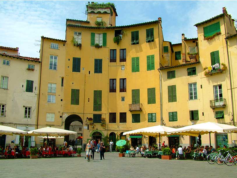 Piazza dell'Anfiteatro i middelalderbyen Lucca
