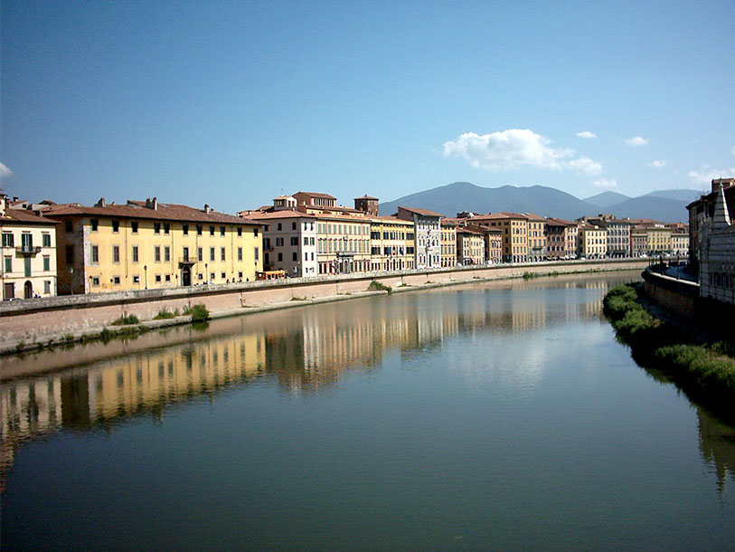 Pisas promenade langs floden Arno