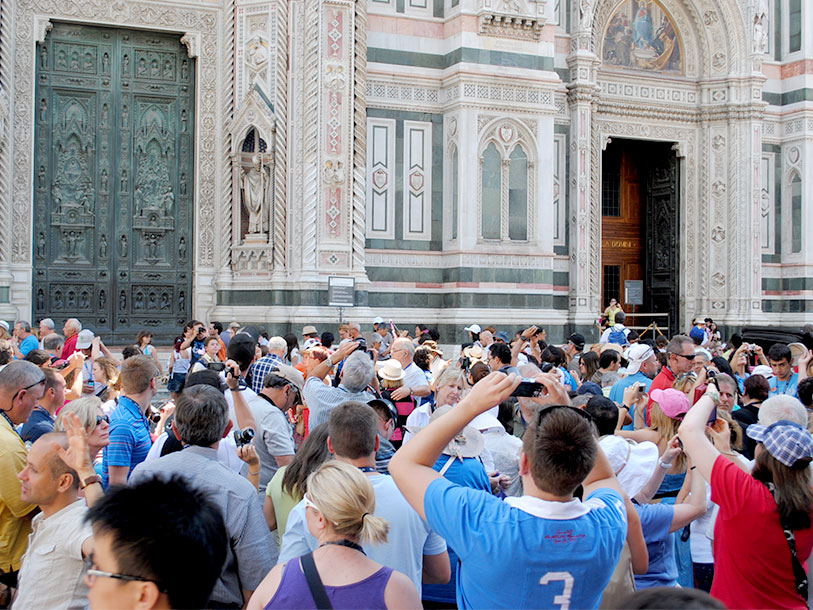 Horder af turister foran dåbskapellet i Firenze - Toscanas trækplaster nr. 1