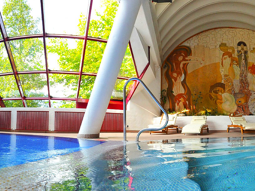 Hela familjen kan njuta av den sköna swimmingpoolen på Schloss Rosenegg