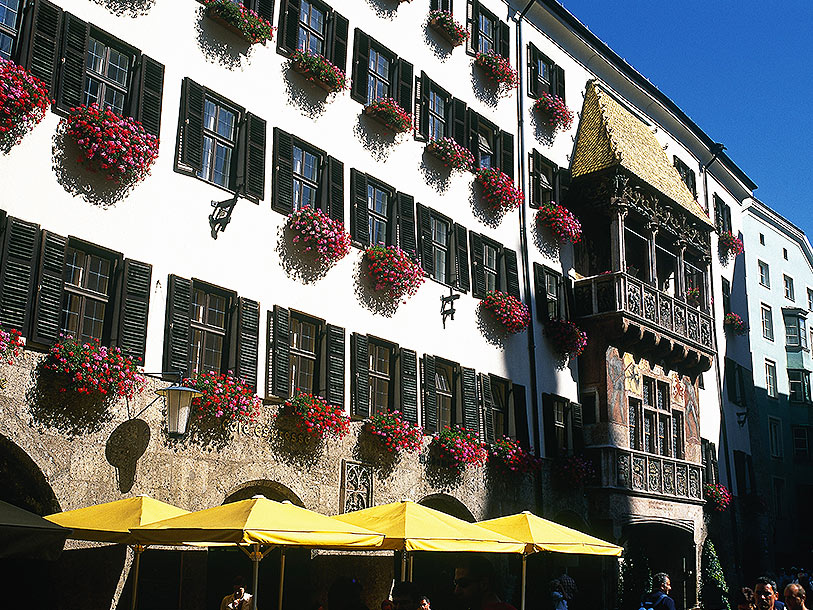 Innsbrucks största sevärdhet är Das Goldenes Dachl med sina nästan tretusen guldbelagda takplattor