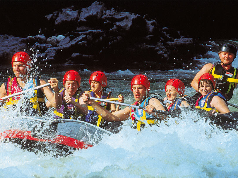 Riverrafting är en av de klassiska sommaraktiviterna bland äventyren i Tyrolens alper
