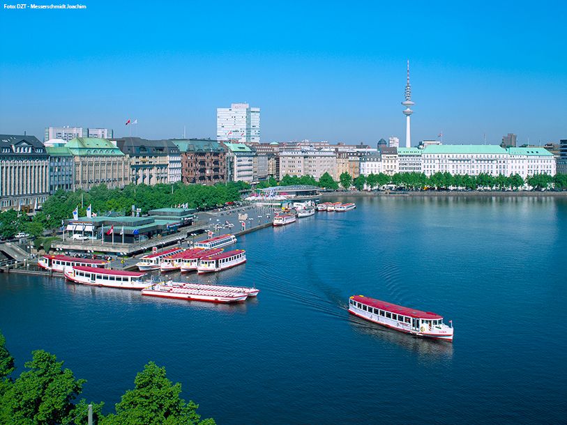 Turbådene lægger til ved Jungfernstieg og sejler på udflugt på Hamburgs søer