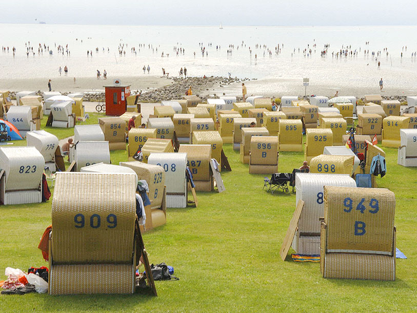 Sommerliv ved stranden i Büsum med de karakteristiske strandstole