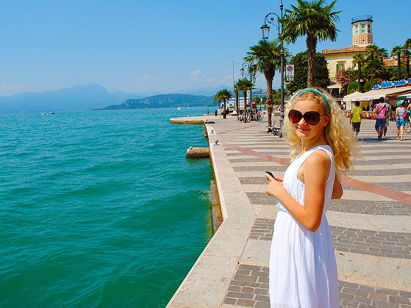 Nyd den legendariske sommerstemning på en slentretur på promenaden i Lazise