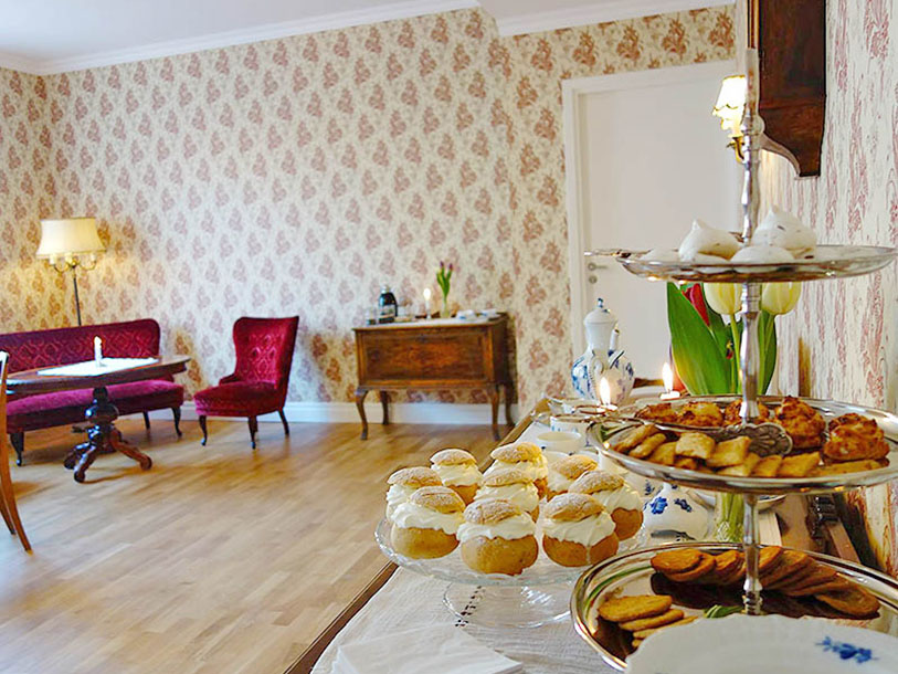 Svensk fika - en hyggelig oplevelse i de gamle stuer på Kastanjelund