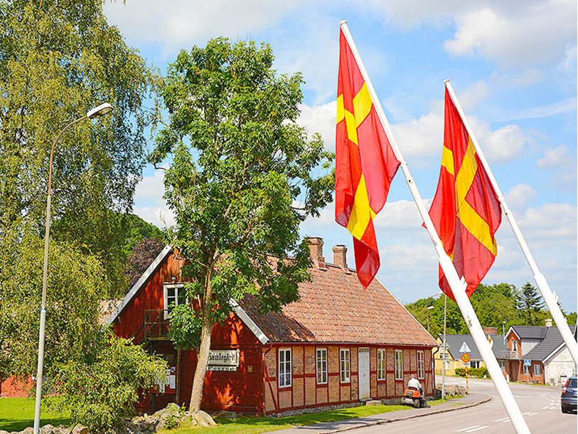 Et typisk syn i Skåne: Det lokale flag og bindingsværksidyl