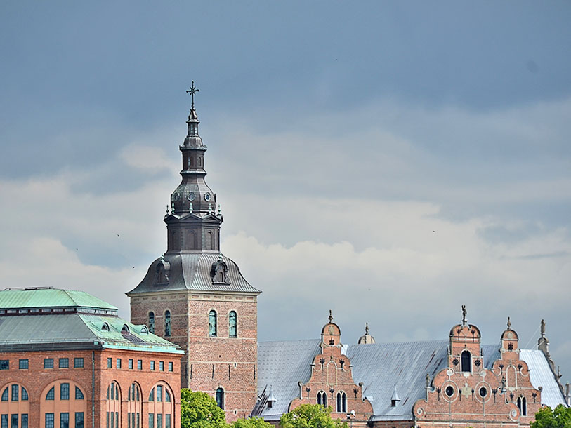 Kristianstads store seværdighed; den vældige Heliga Trefaldighets Kyrka rager op i bybilledet