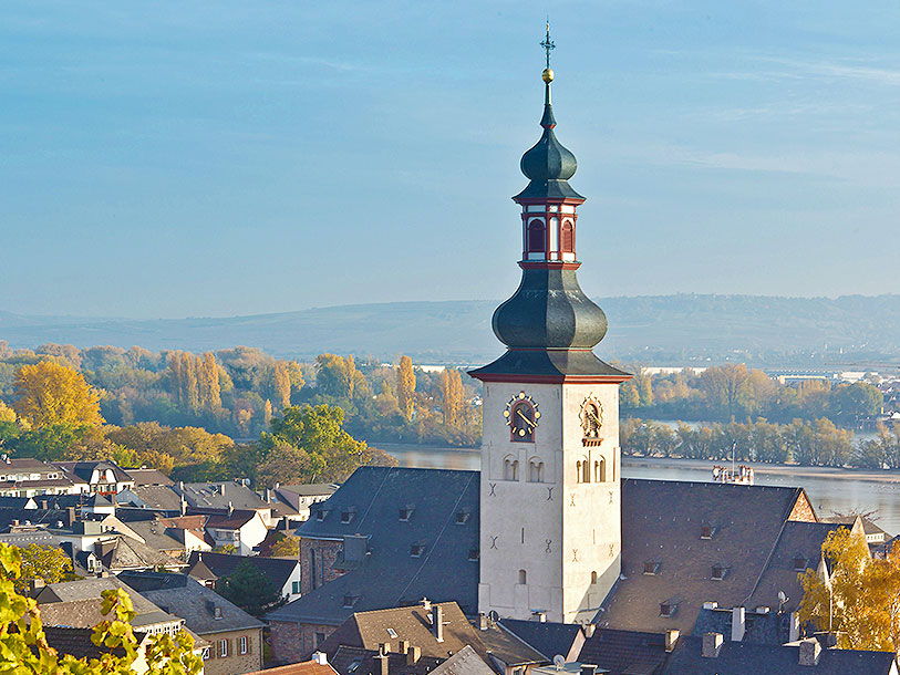 Sankt Jakobus kyrka tornar upp sig över Rüdesheim när du rör dig uppför vinterrasserna