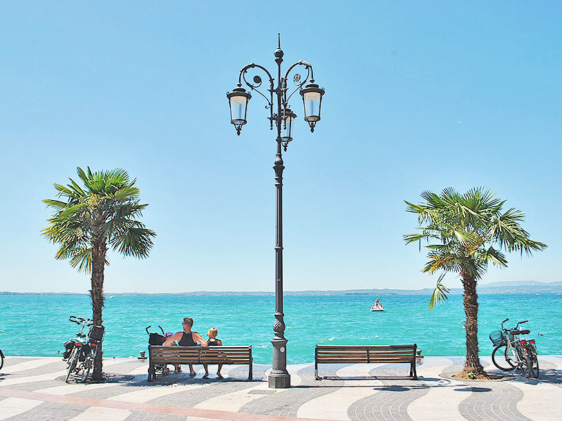 Den charmiga medeltidsstaden Lazise har också en fin strandpromenad