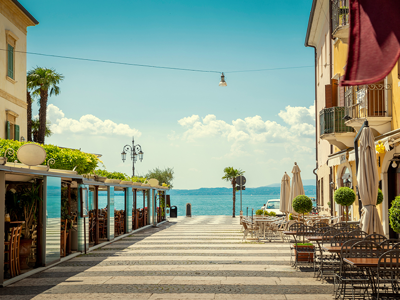 Strandpromenaden i Lazise er et smukt syn