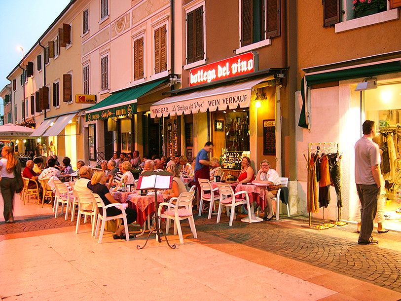 Oplev stemningen på fortovsrestauranterne - her i Bardolino