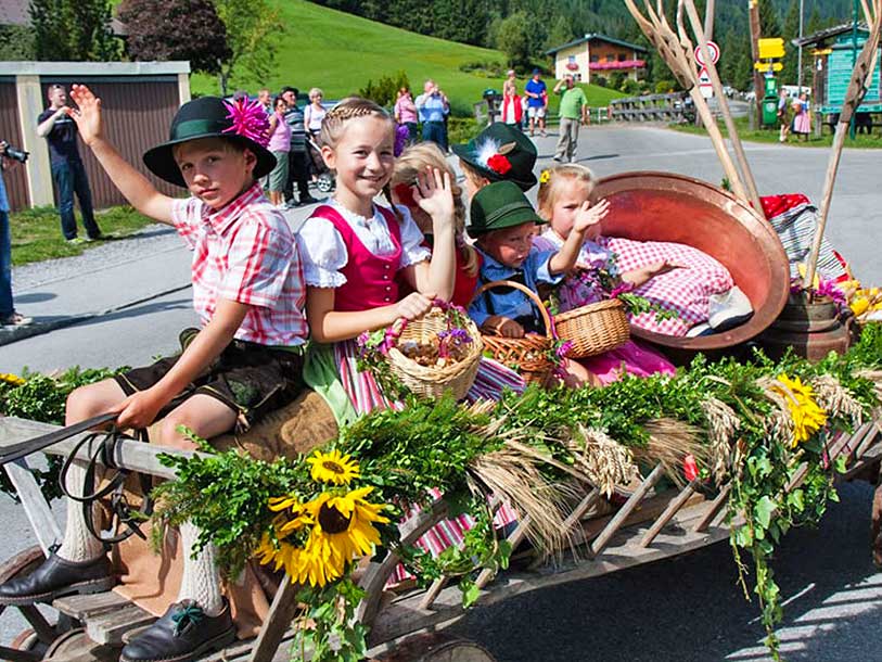 Festelig folklore - her børn i traditionelle folkedragter