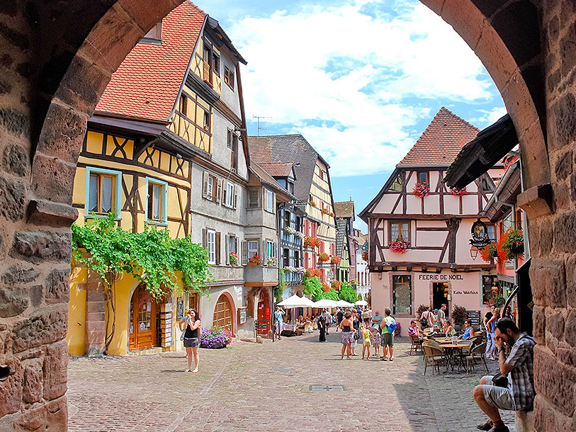 Riquewihr er en lille tidslomme af idyl på vinruten gennem Alsace - byen er nemlig bilfri