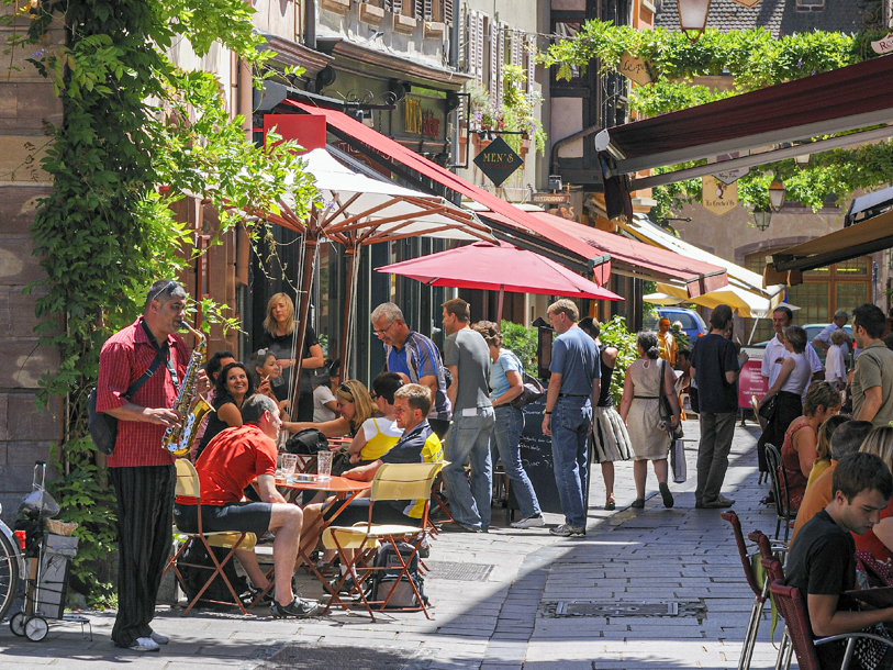 Man flokkes i Colmar for at nyde gastronomien, vinen og den historiske idyl