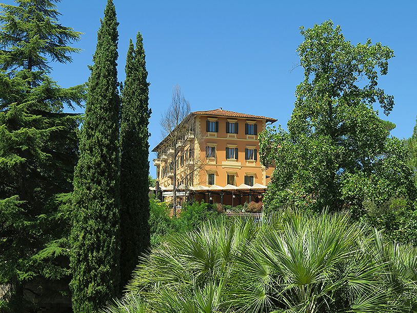Hotellet har ett skönt läge bredvid den lummiga kurparken i Montecatini Terme