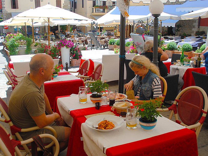 Ta en lunch på det stämningsfulla torget i Montecatini Alto