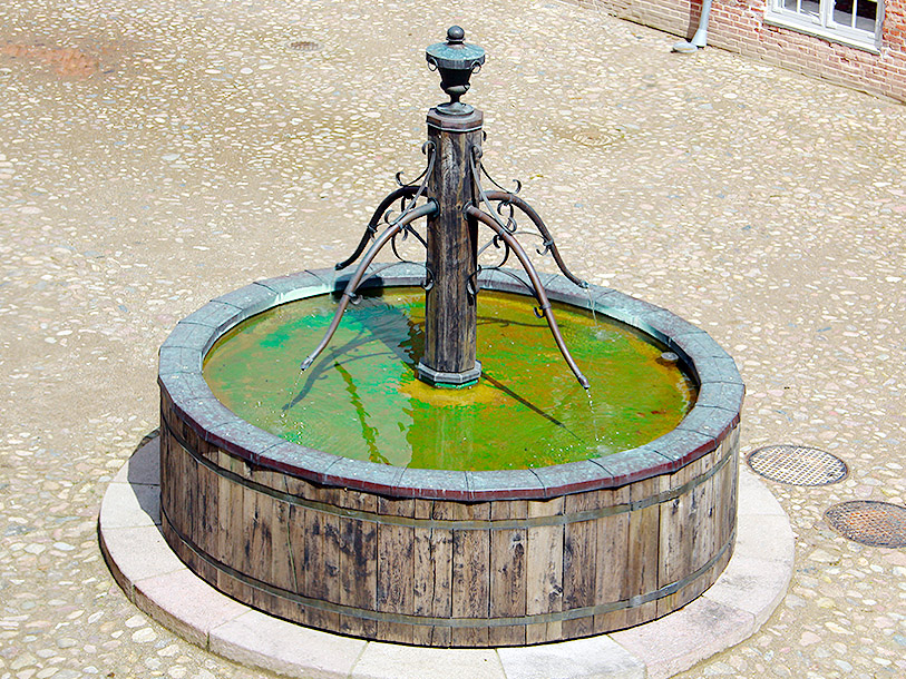 Utforska historiska detaljer: här brunnen bakom Søsterhuset i Christiansfeld