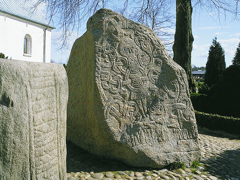 I kan desuden besøge en anden nærliggende seværdighed på UNESCOs liste: Jelling-monumenterne