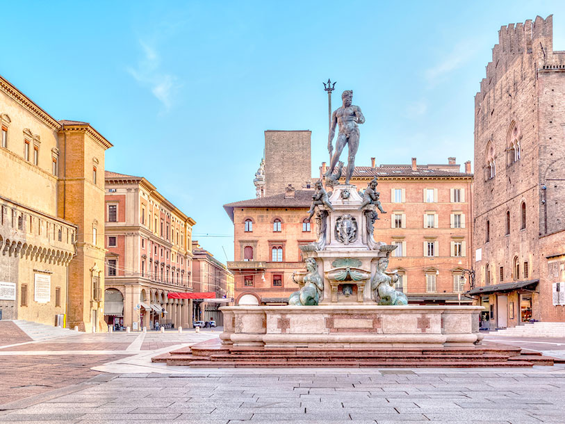I centrum av Bologna hittar du den trevliga mötesplatsen Piazza Nettuno med den ikoniska Neptunfontänen