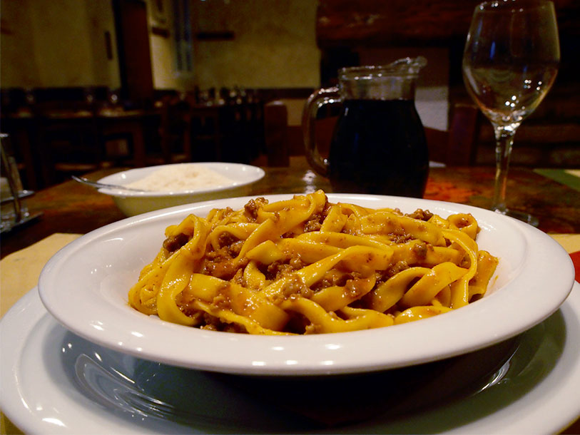 Prova någon av alla restaurangen i Bologna och smaka på en äkta Pasta Bolognese