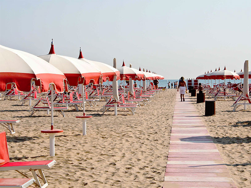 Gör en dagsutflykt till badorten Rimini och tillbringa en lång lat dag på stranden