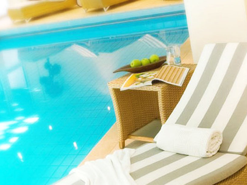 For eksempel i hotellets lækre spa-afdeling med indendørs swimmingpool