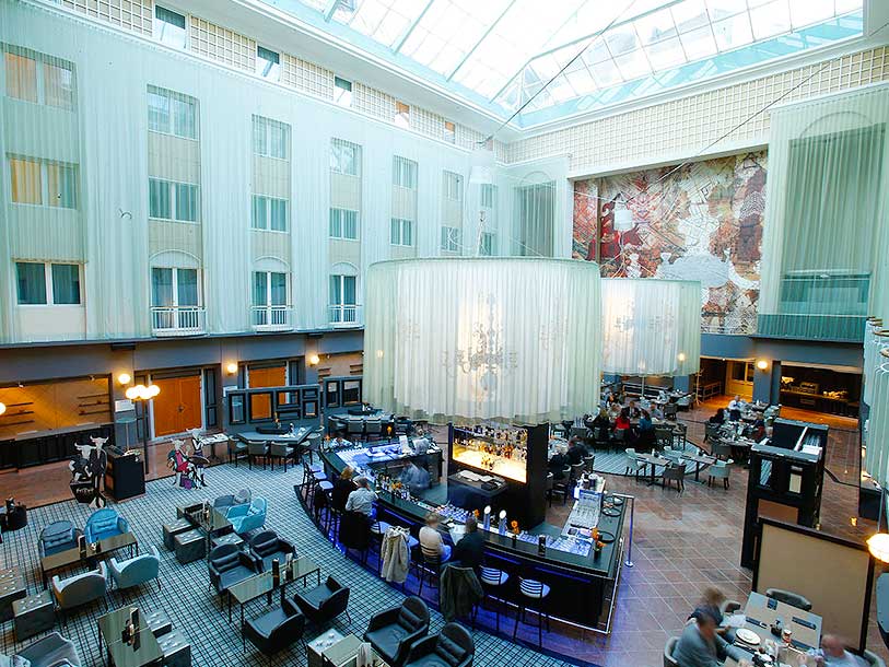 Hotellets vackra atriumgård är en upplevelse