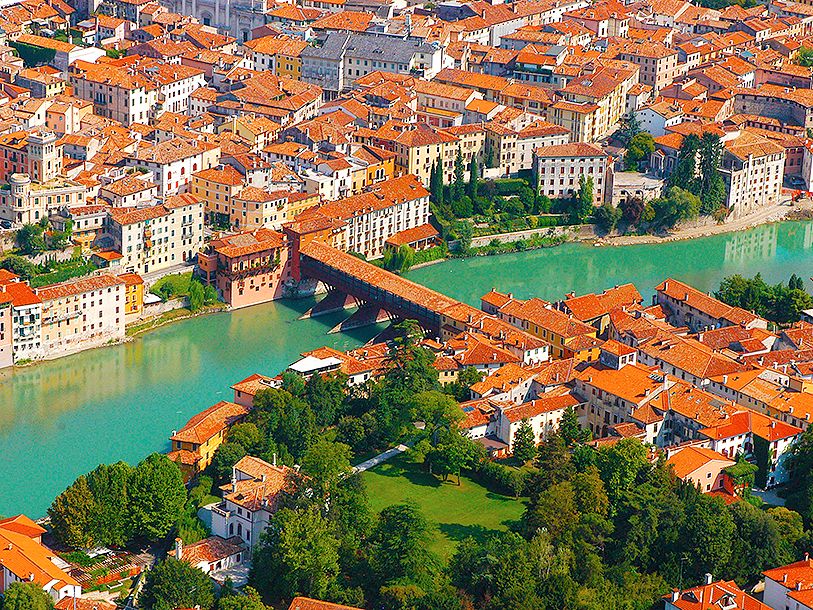 Bassano del Grappas historiska stadskärnan delas av floden Brenta