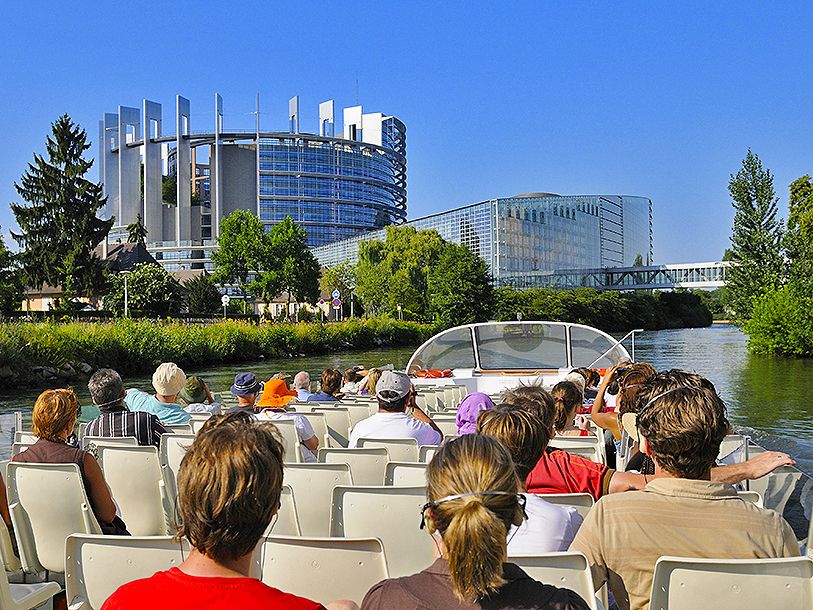... och blicka ut över Strasbourgs toppmoderna Europakvarter på en båtsightseeing