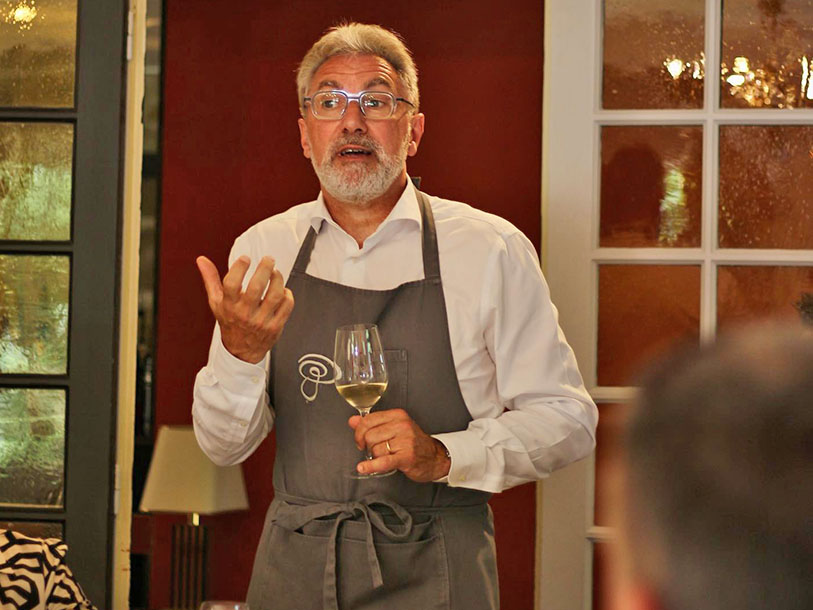 Chefsommelier Yvon Lebailly guider og vejleder, når det drejer sig om vinene til retterne