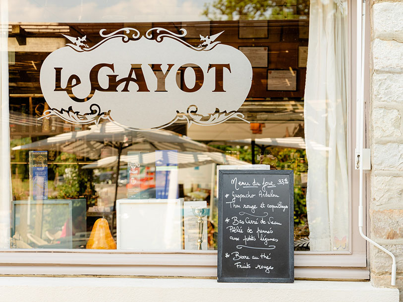 Her ligger også Restaurant Ô Gayot, hvor den ene af opholdets middage serveres