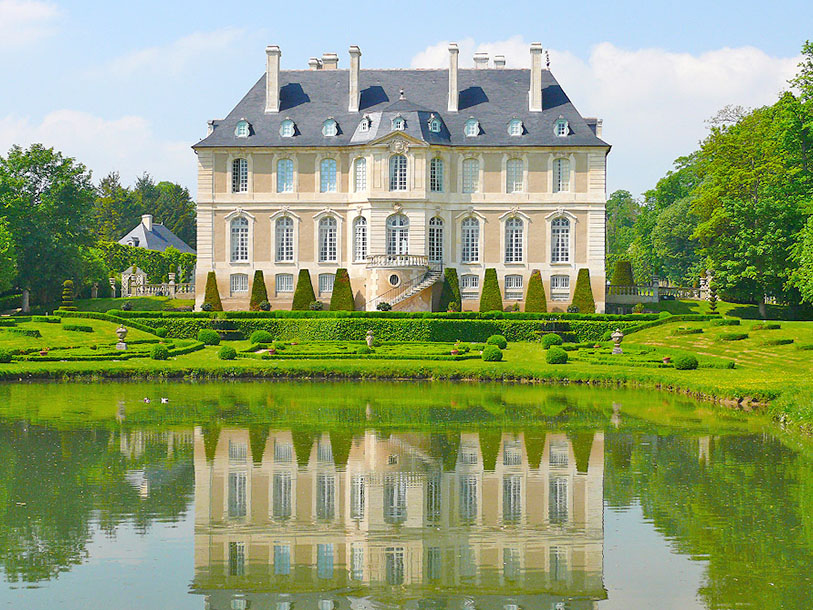 På Château de Vendeuvre kan man bl.a. se en sjælden udstilling af miniaturemøbler