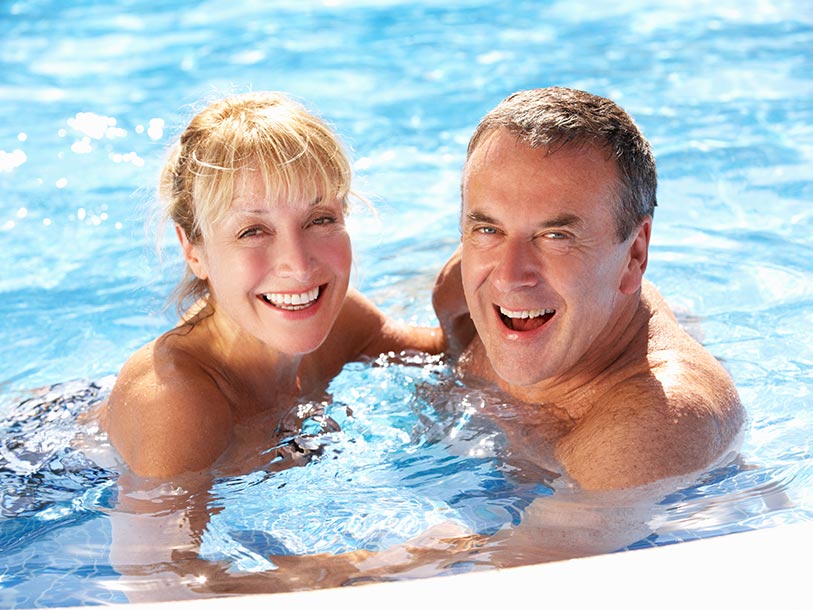 Nyd en svalende dukkert i poolen med termisk vand