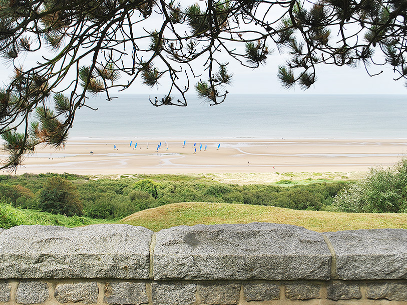 Utsikten från kyrkogården över Omaha Beach ...