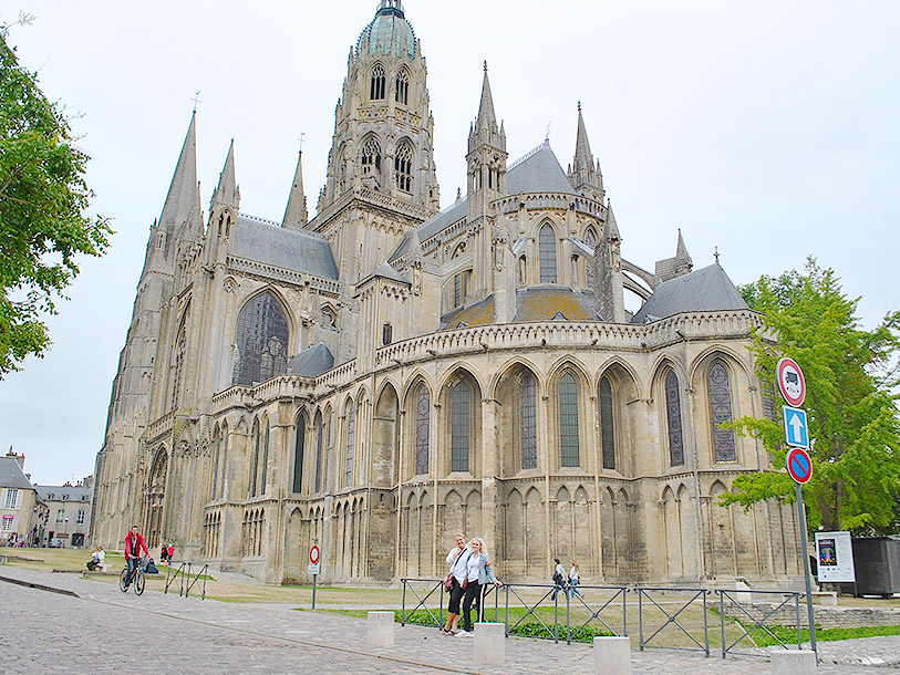 Den imponerande katedralen i Bayeux är en stor sevärdhet