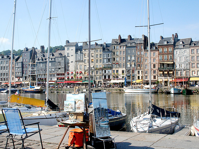 Den pittoreska hamnstaden Honfleur vid Seinens utlopp