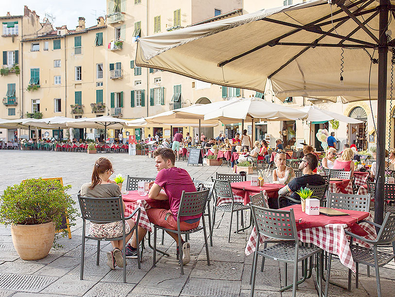 Piazza Anfiteatro är platsen där man njuter av folklivet i Lucca