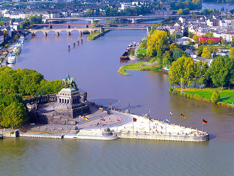 I Koblenz ved Deutsches Eck flyder Rhinen og Mosel sammen