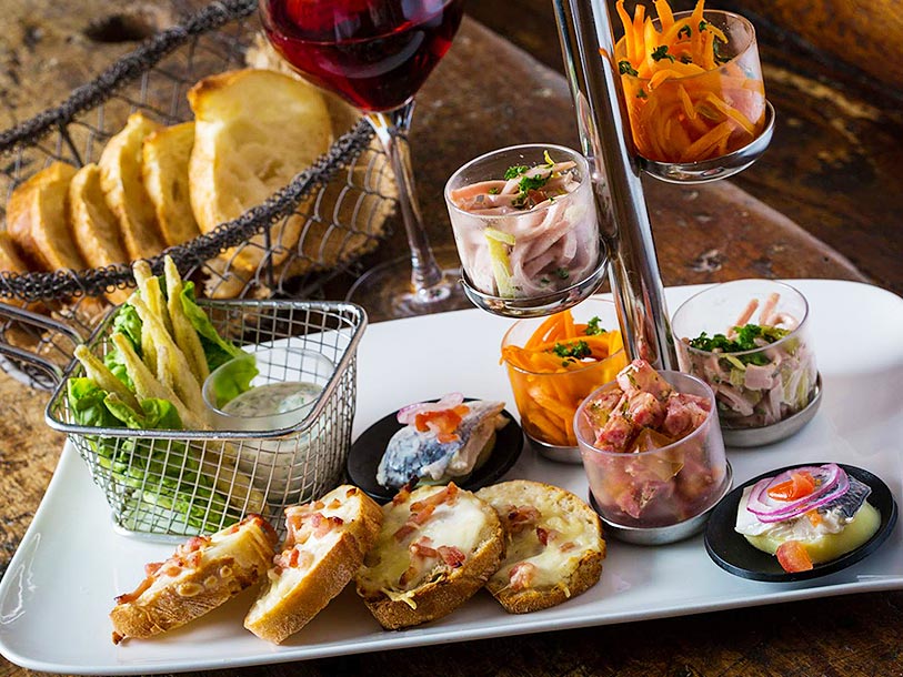 Nyd de inkluderede middage på hotellets Brasserie Chez Julien