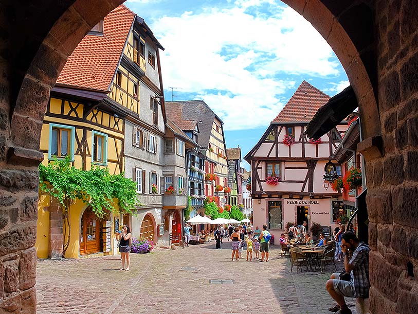 Riquewihr er med sine velbevarede bindingsværkshuse fra middelalderen en af de mest charmerende byer i Alsace