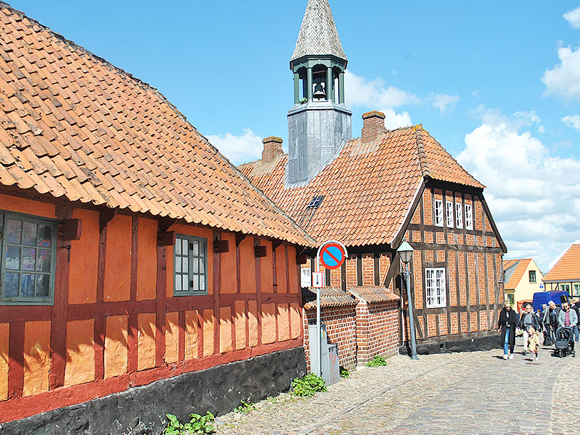 Det gamla rådhuset i Ebeltoft byggdes år 1789 och är en av stadens stora turistattraktioner